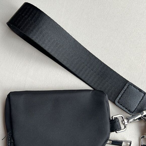 Black Multi-Pouch Wristlet with charm - Picture 4 of 4